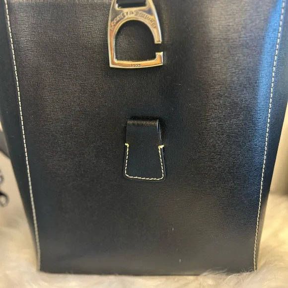 Black Leather Dooney and Bourke shoulder bag - Picture 2 of 7